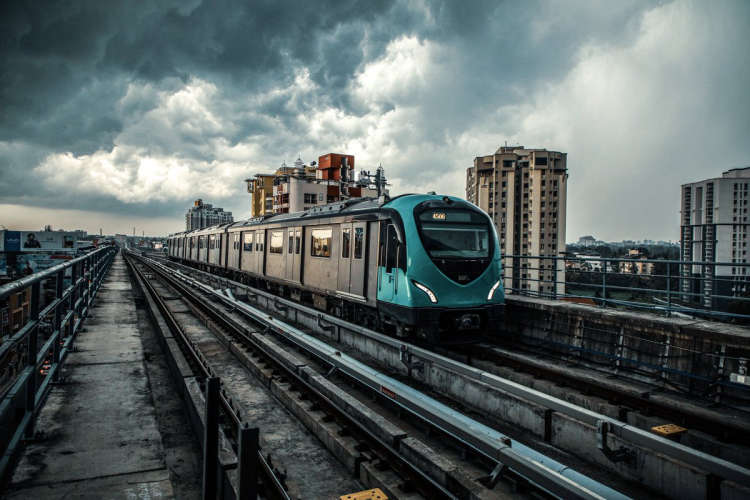 metro-service-interrupted-due-to-falling-tarpaulin-on-the-track