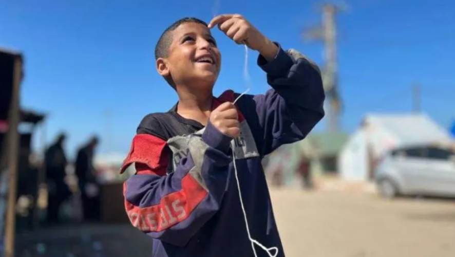 Hundreds of Palestinian children fly kites in Rafah 