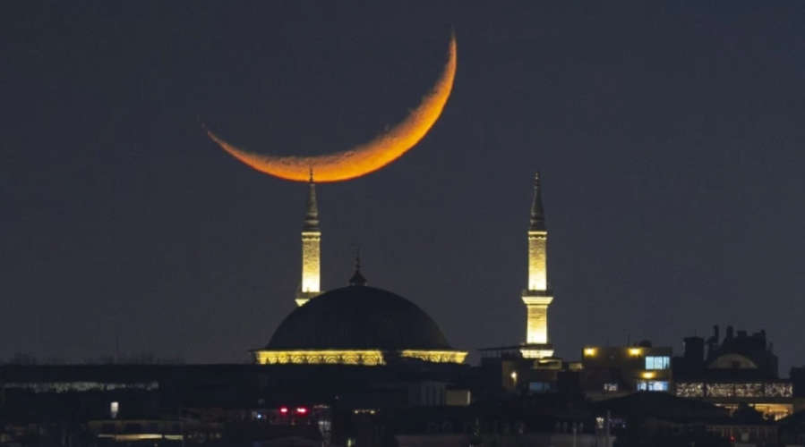 Saudi Arabia calls Muslims to sight moon