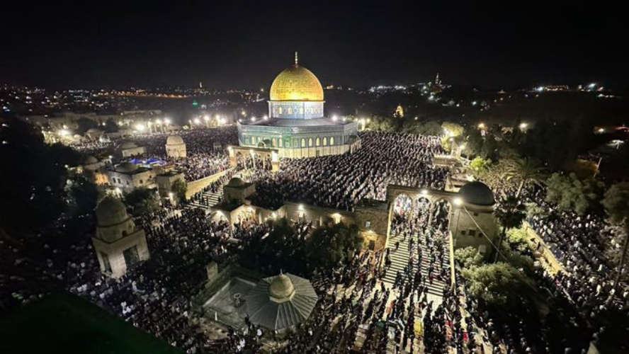 200K Palestinians offer Taraweeh prayers on 27th night of Ramzan