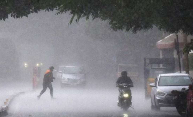 predicted heavy rains in three districts in the coming hours