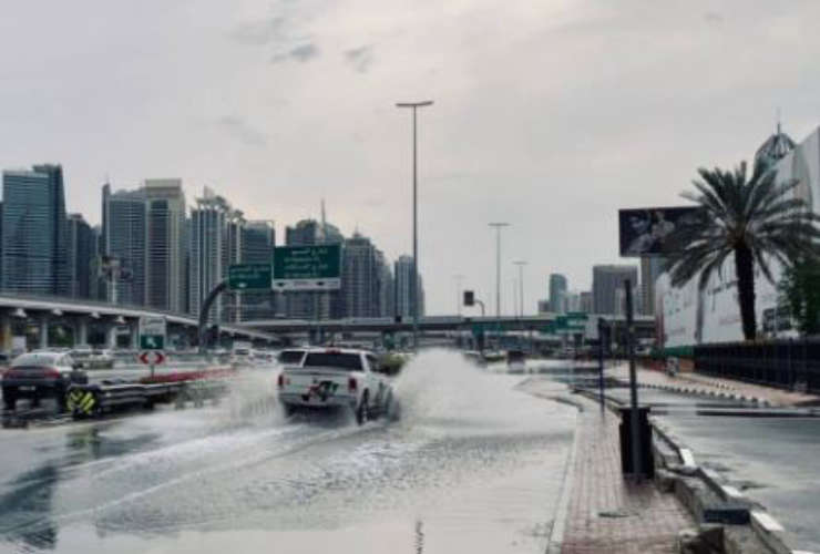 bad weather; Roads closed in UAE