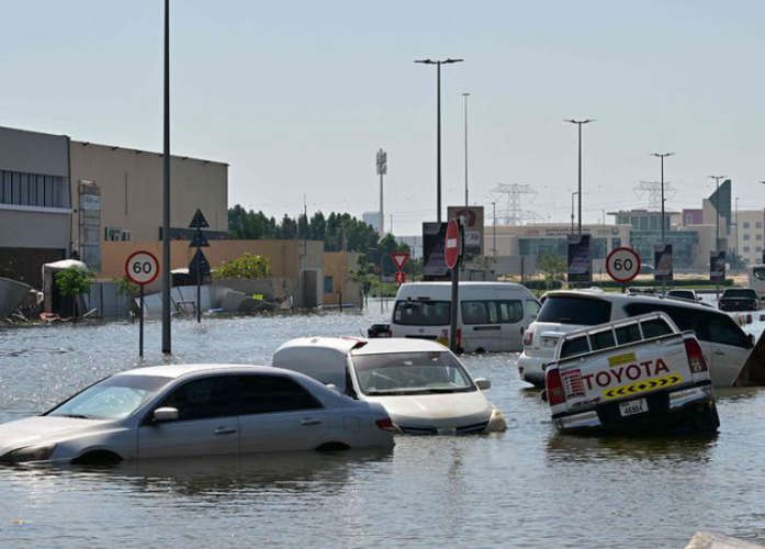 Instructions to remove the vehicles stuck in the flood in Dubai from the road
