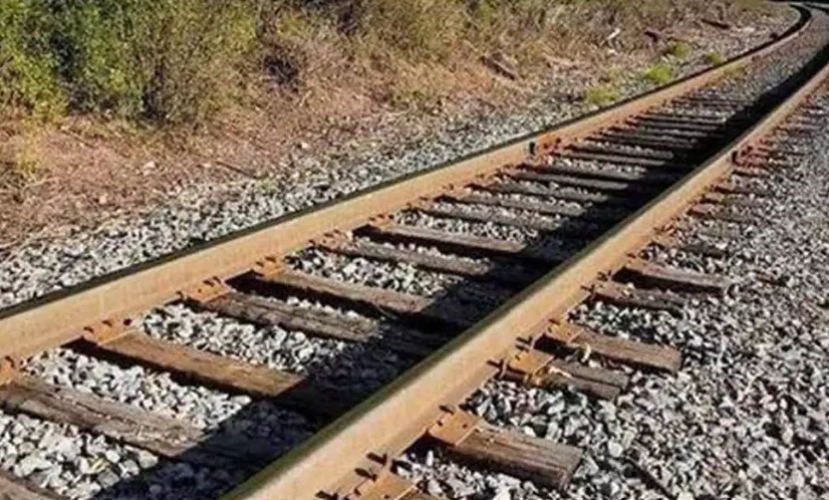 mother and daughter died after being hit by a train IN Calicut