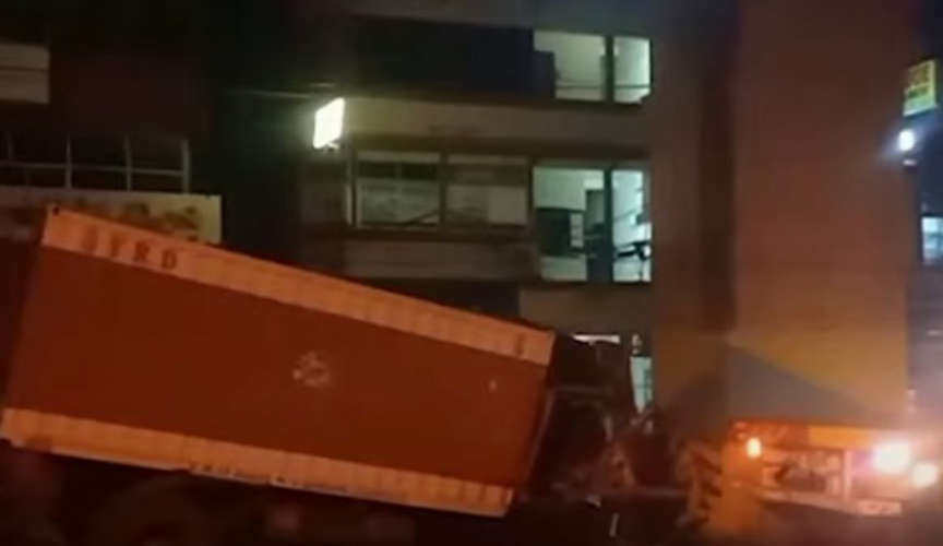 container lorry crashes into Metro pillar; Two deaths