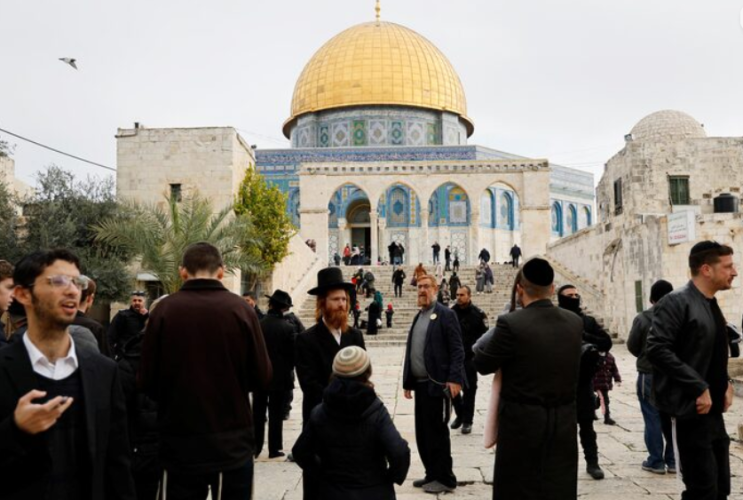 jewish groups  enter Jerusalems AlAqsa compound and worship