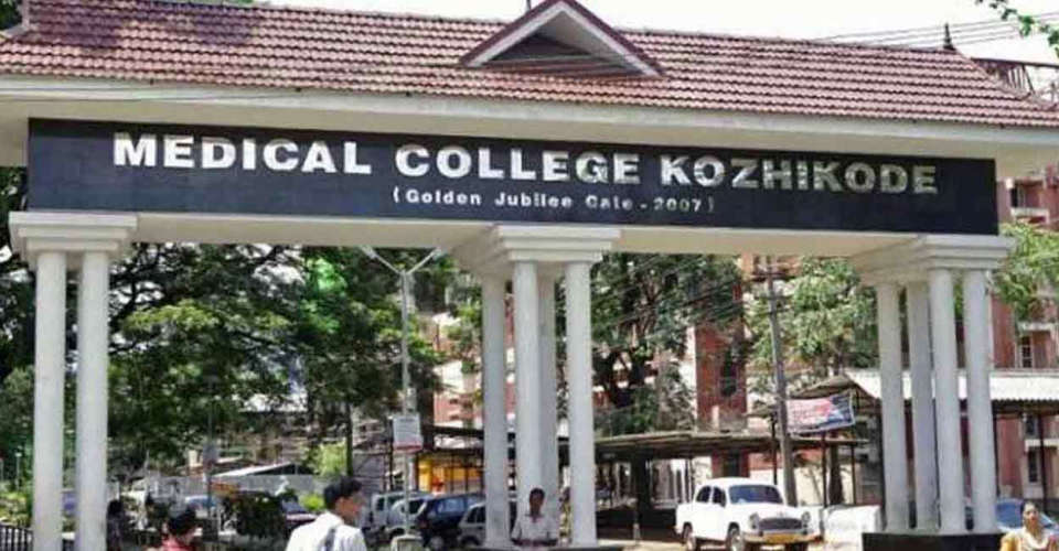 kozhikode-medical-college-doctor-performs-surgery-on-tongue-issue-doctor suspended