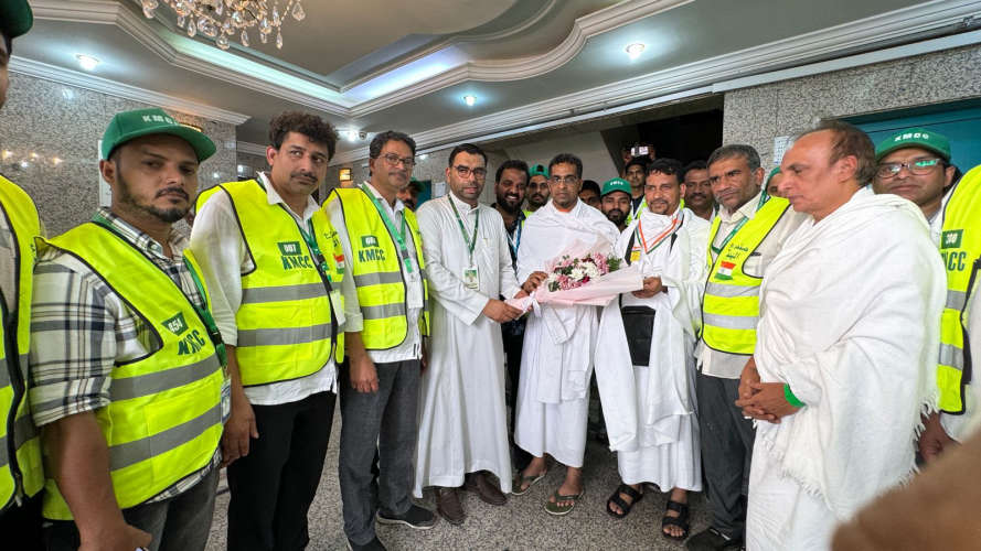 Kmcc warm welcome for fist batch malayali hajj team