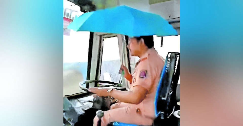 karnataka-ksrtc-bus-driver-use-umbrella-while-driving-suspended