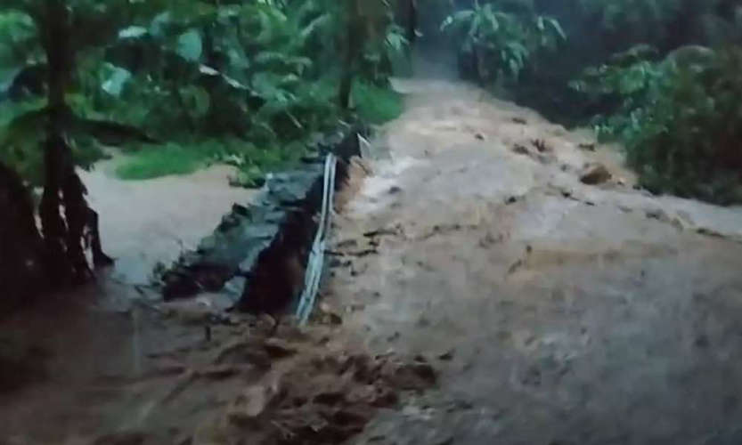 heavy rain in idukki night travel banned by collector