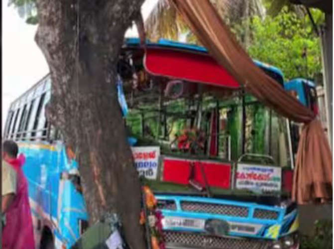 private-bus-hit-on-tree-in-kundamangalam-21-people-injured