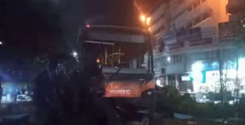 thrissur ksrtc low floor hits shakthan thampuran statue three injured 