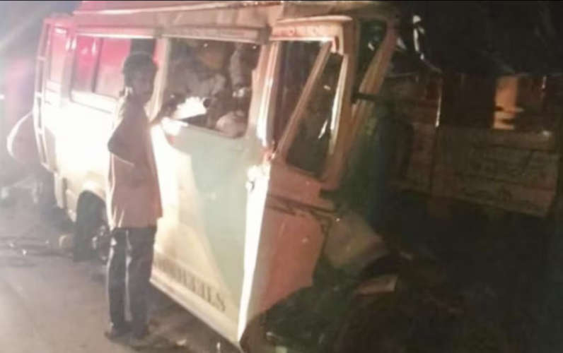 many-killed-after-bus-crashes-into-stationary-truck-in-karnataka