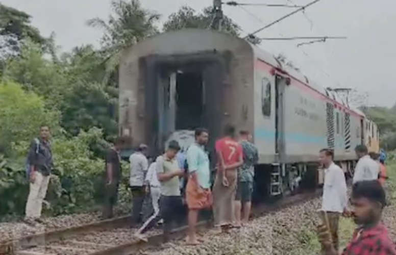 bogie-and-engine-of-ernakulam-tata-nagar-express-got-separated