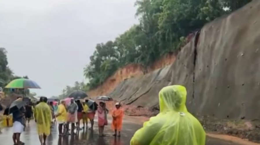 Protection wall collapsed on Vadakara National Highway