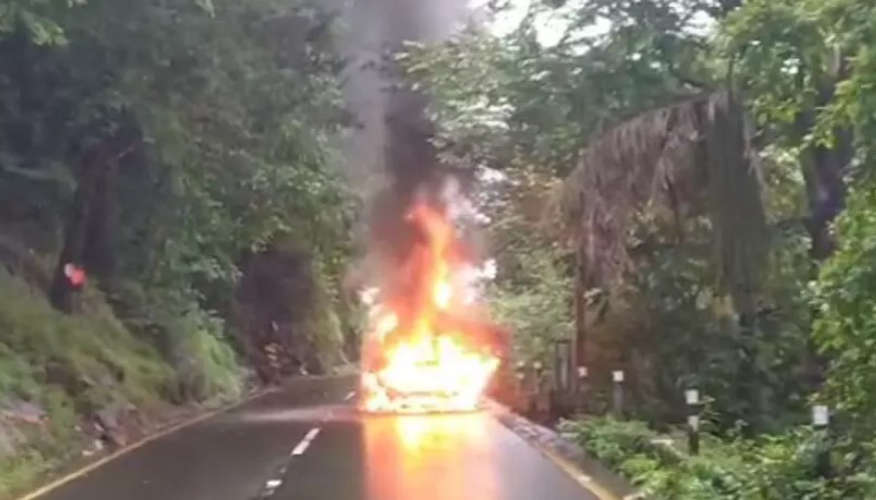 running-car-caught-fire-on-thamarassery-churam