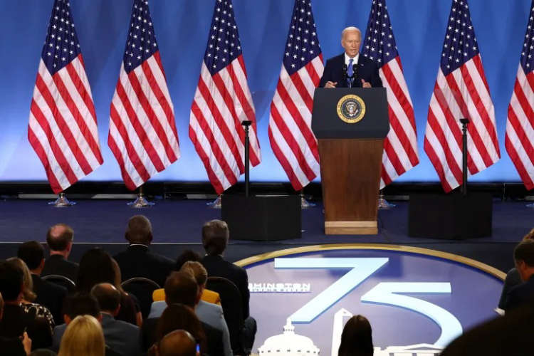 Biden reaffirms commitment to stay in US race