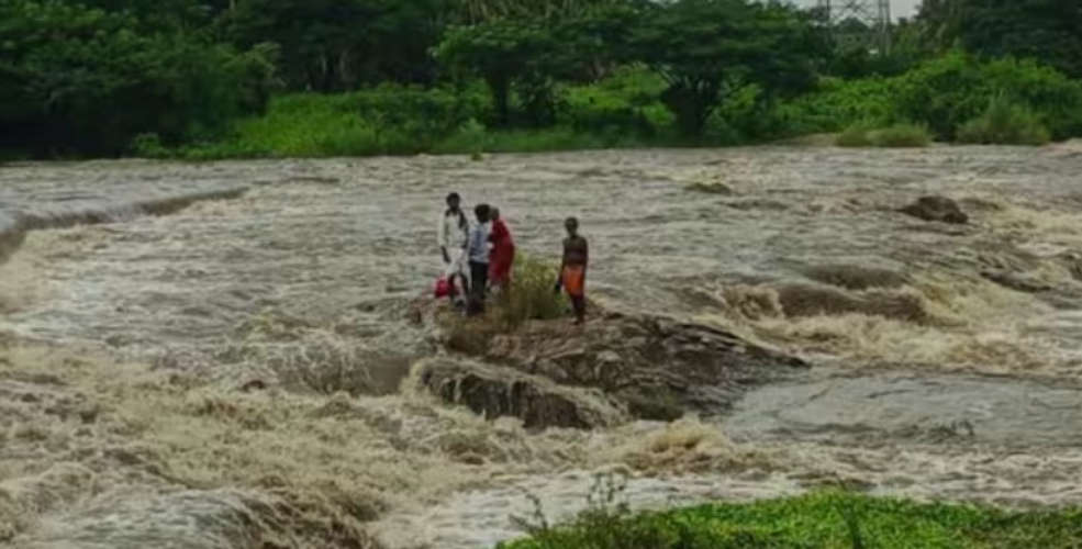 four-people-trapped-in-river-palakkad