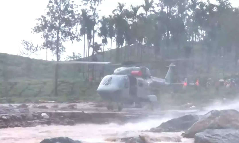 indian airforce airlifting people in wayanad mundakkai