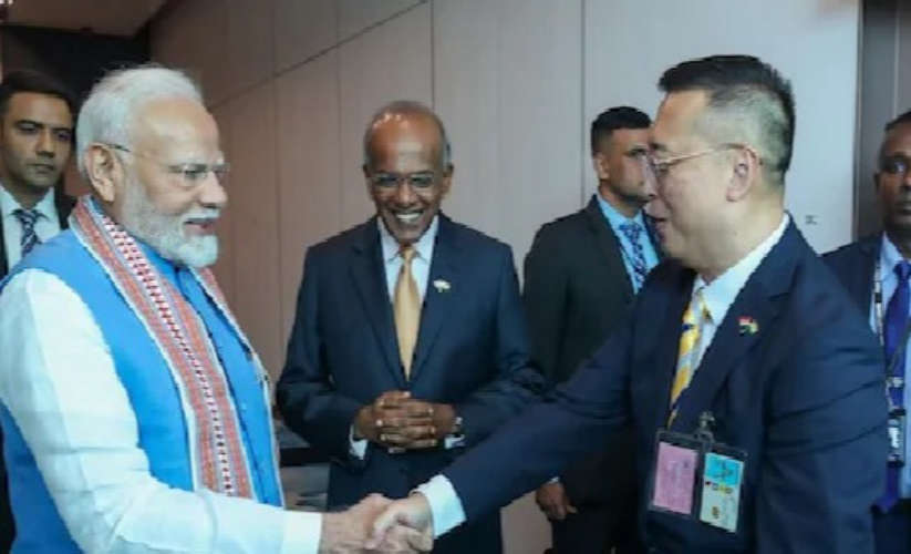  PM Arrives in Singapore for 2-Day Visit