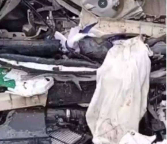 The car rammed into the truck Four people died in the accident