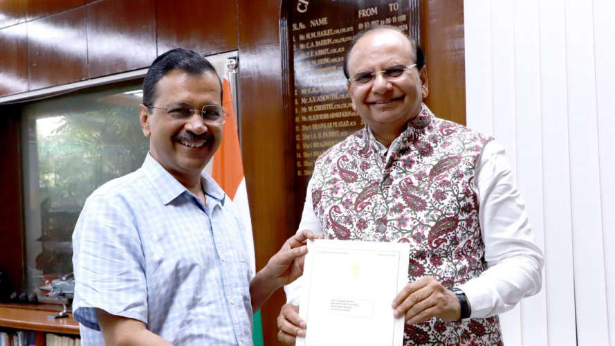 Kejriwal submits resignation to L-G Saxena