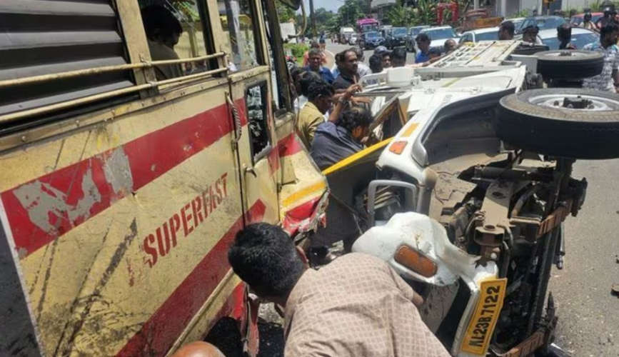 ksrtc-bus-and-pickup-accident-at-mc-road