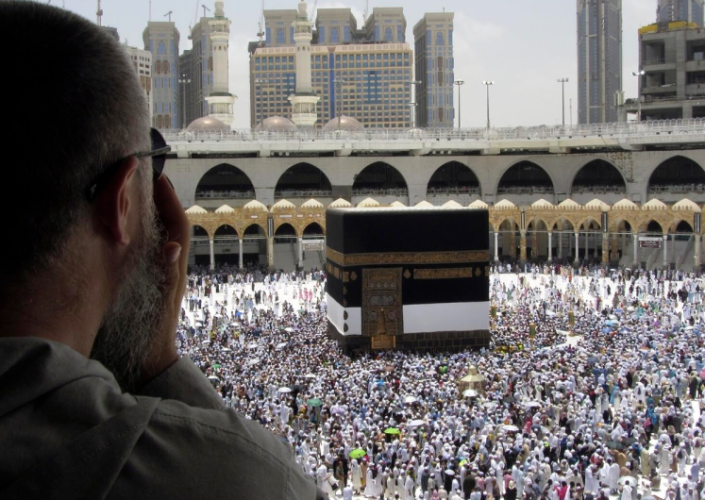 Dubai Police sponsored Umrah for 76 employees