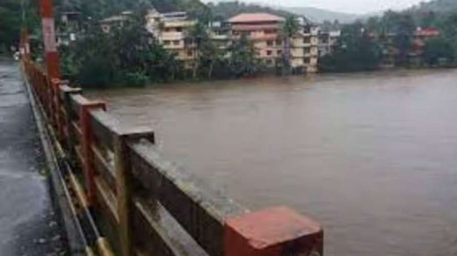 plus two student jump into the river in pathanamthitta