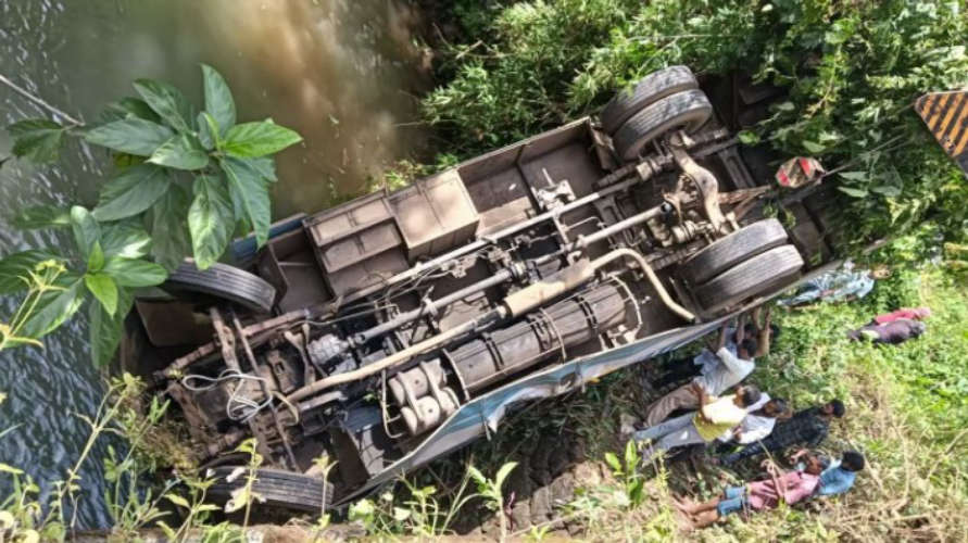 kozhikode-ksrtc-bus-overturns-into-river