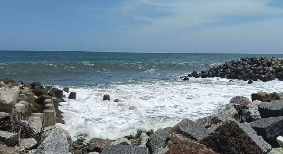 Kerala Coast on Red Alert High Tides Rough Seas Expected Tomorrow