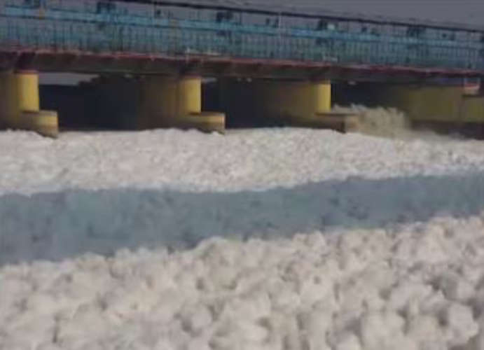  Air Pollution and Toxic Foam in Yamuna River in Delhi