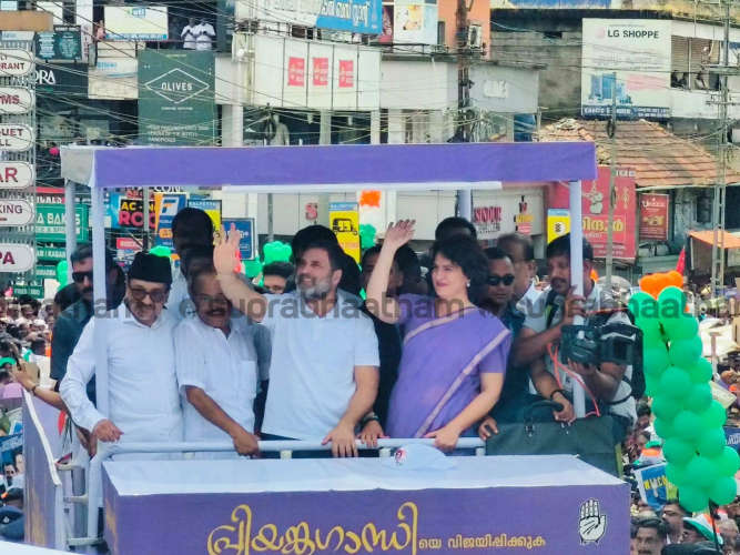 Massive Crowd in Kalpetta Welcomes Priyanka Gandhi for Nomination